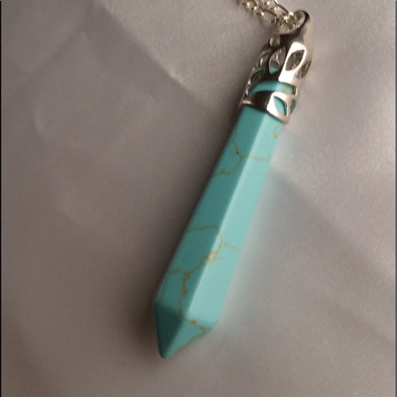 Turquoise and silver pointy pendant in a chain. - Picture 5 of 8